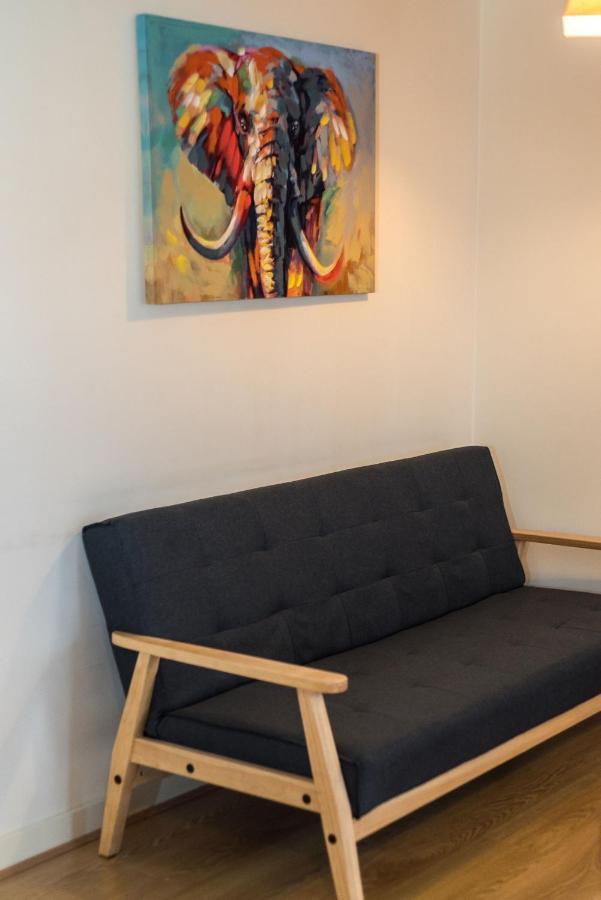 Elegant 2 Bedroom City Centre Apartment - Free Parking - Private Balcony 에든버러 외부 사진