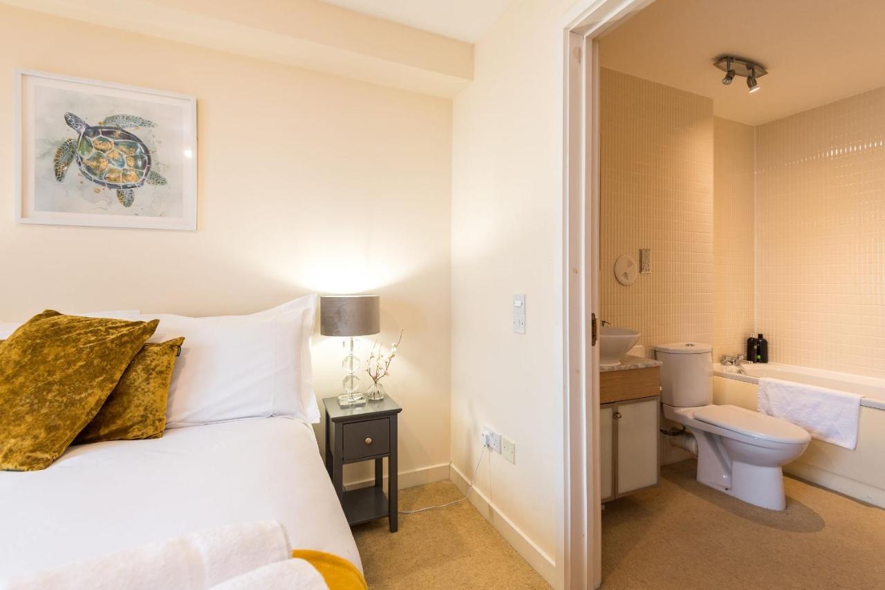 Elegant 2 Bedroom City Centre Apartment - Free Parking - Private Balcony 에든버러 외부 사진