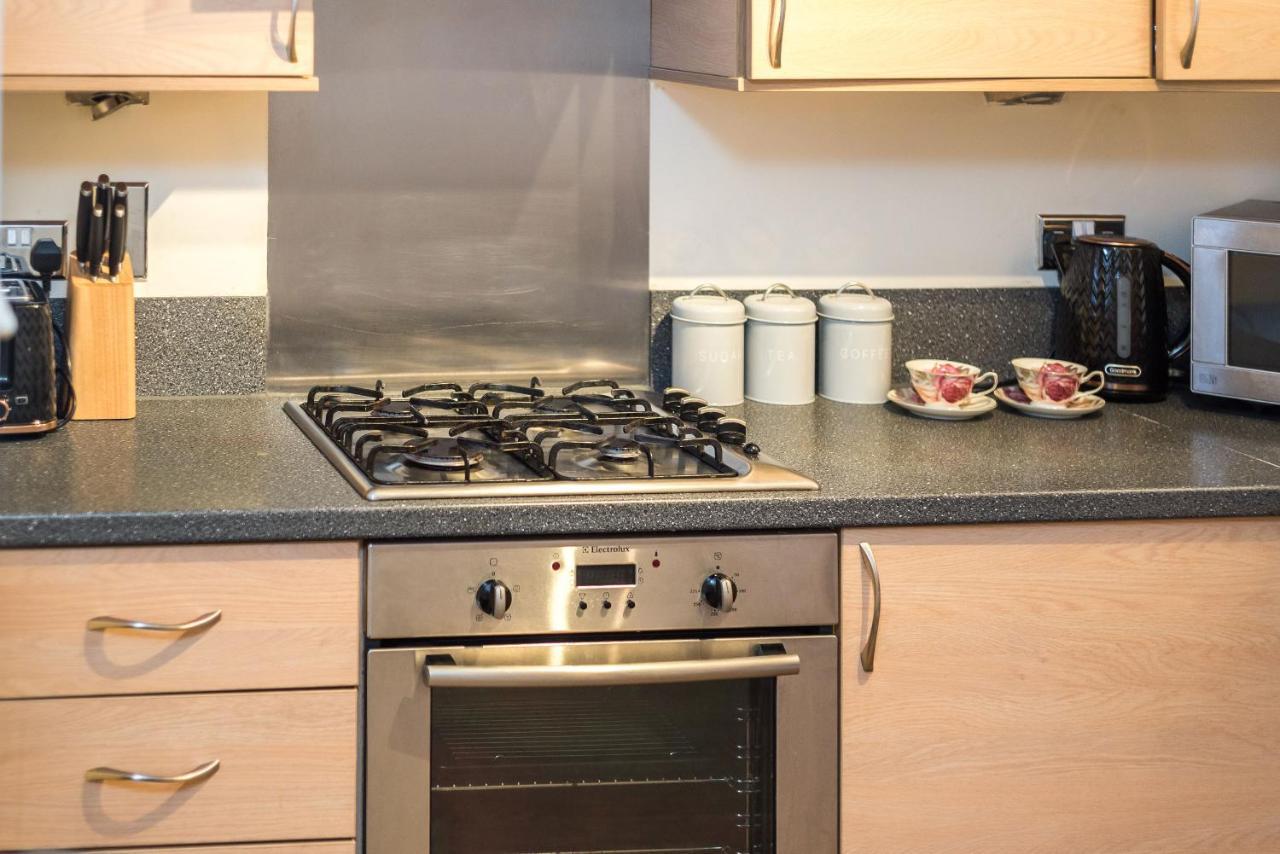 Elegant 2 Bedroom City Centre Apartment - Free Parking - Private Balcony 에든버러 외부 사진