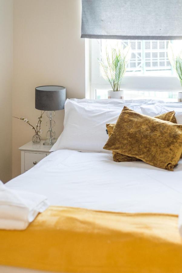 Elegant 2 Bedroom City Centre Apartment - Free Parking - Private Balcony 에든버러 외부 사진