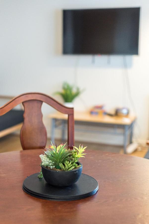 Elegant 2 Bedroom City Centre Apartment - Free Parking - Private Balcony 에든버러 외부 사진