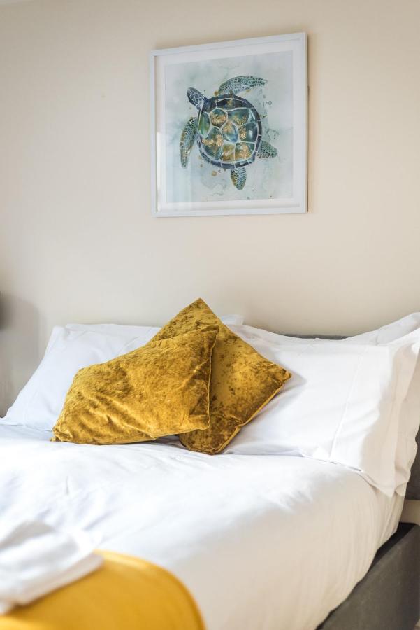 Elegant 2 Bedroom City Centre Apartment - Free Parking - Private Balcony 에든버러 외부 사진