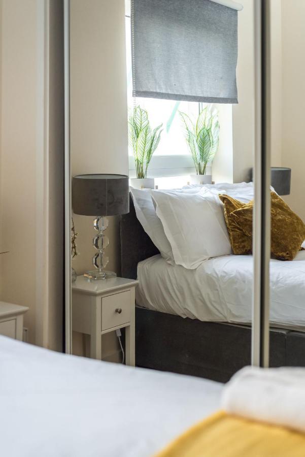 Elegant 2 Bedroom City Centre Apartment - Free Parking - Private Balcony 에든버러 외부 사진