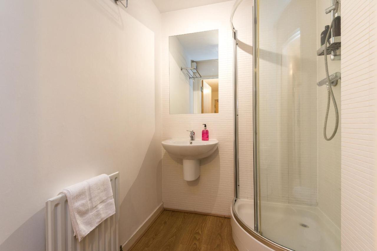 Elegant 2 Bedroom City Centre Apartment - Free Parking - Private Balcony 에든버러 외부 사진