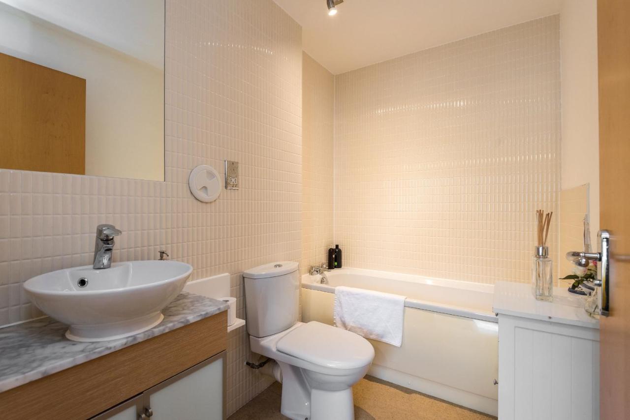Elegant 2 Bedroom City Centre Apartment - Free Parking - Private Balcony 에든버러 외부 사진