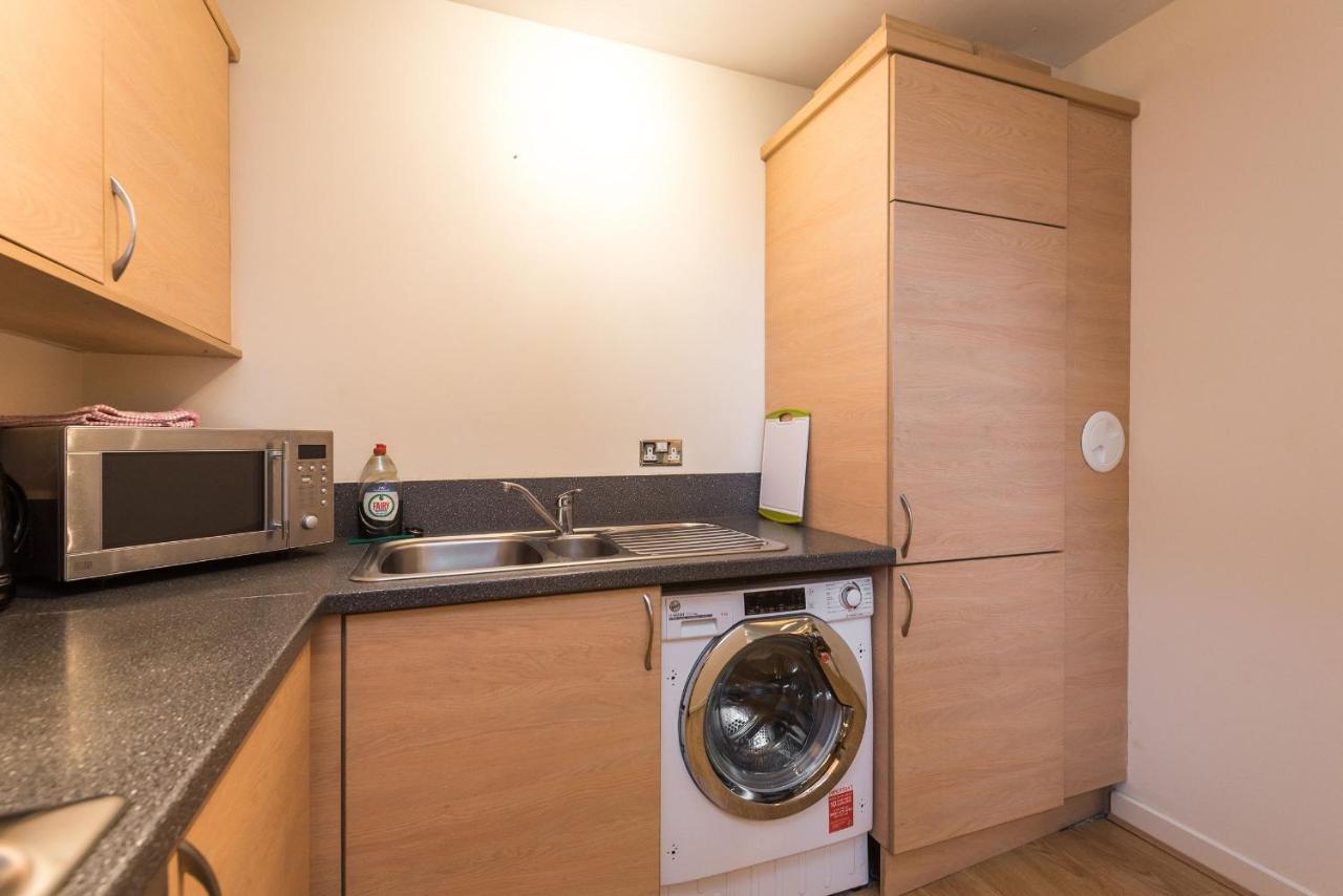 Elegant 2 Bedroom City Centre Apartment - Free Parking - Private Balcony 에든버러 외부 사진
