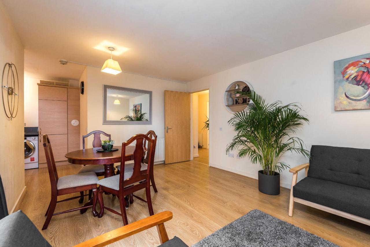 Elegant 2 Bedroom City Centre Apartment - Free Parking - Private Balcony 에든버러 외부 사진